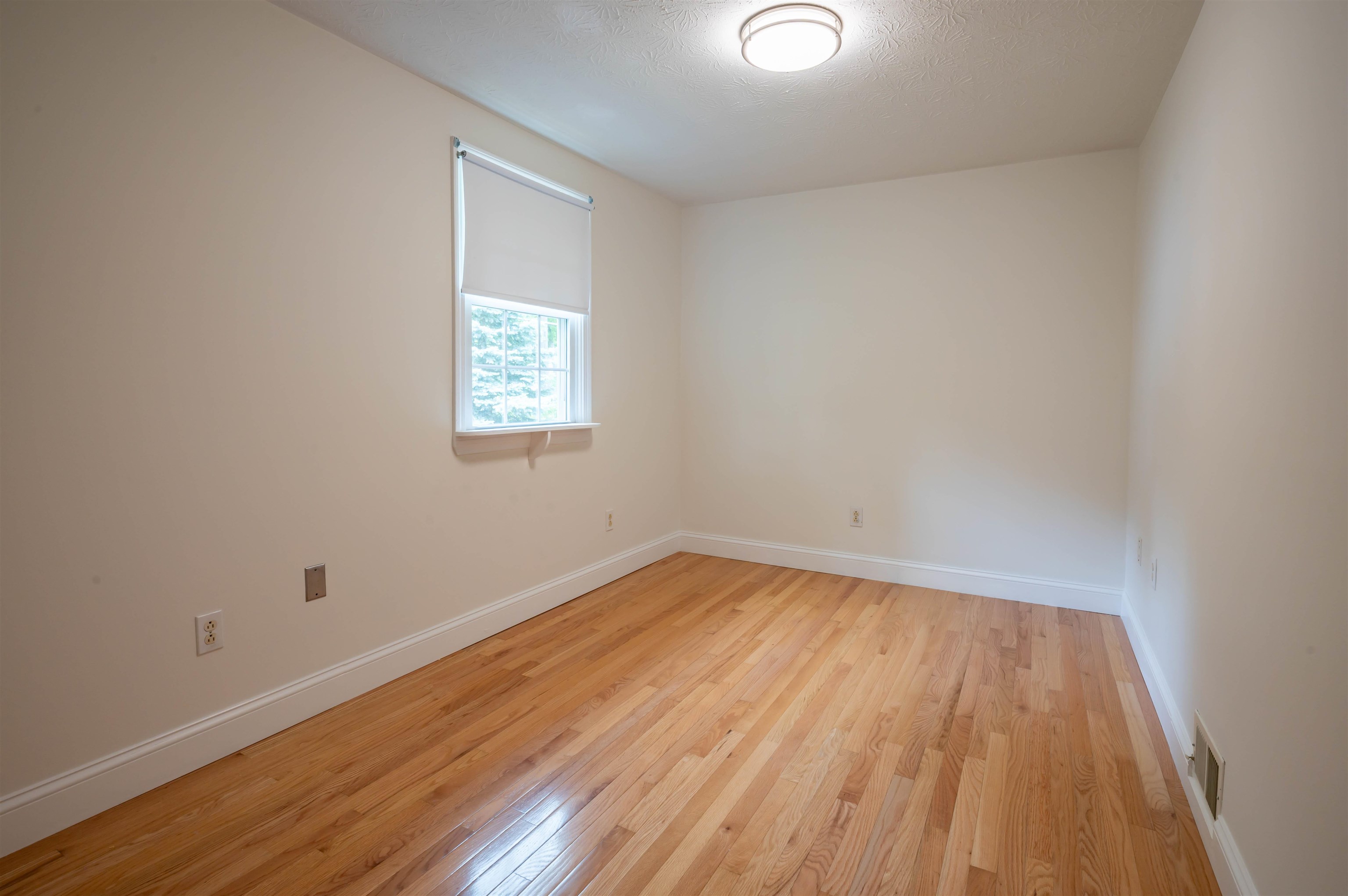 192 Searles Road Nashua, NH 03062 - Photo 17 of 46