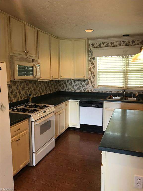 408 Stoney Ridge Road High Point, NC 27265 - Photo 3 of 21 KITCHEN