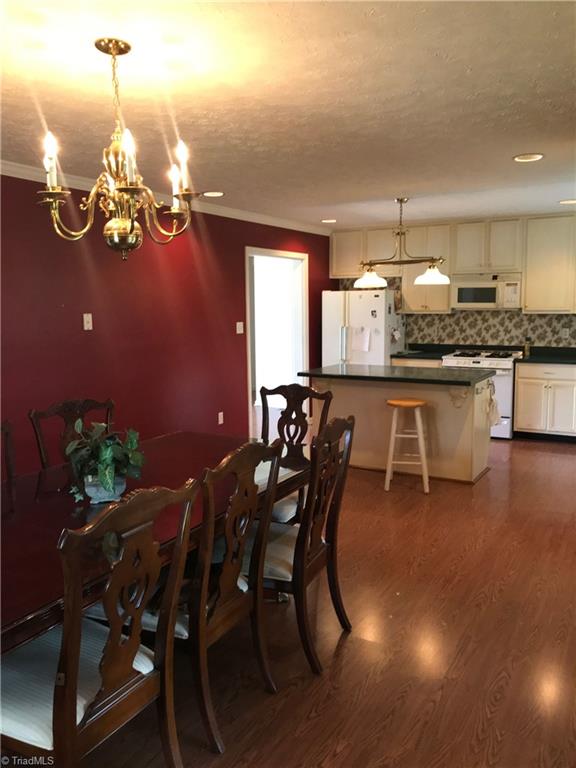408 Stoney Ridge Road High Point, NC 27265 - Photo 4 of 21 DINING/KITCHEN