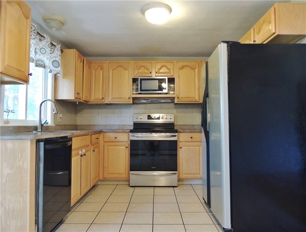 48 Sheltra Avenue Coventry, RI 02816 - Photo 10 of 29 Kitchen