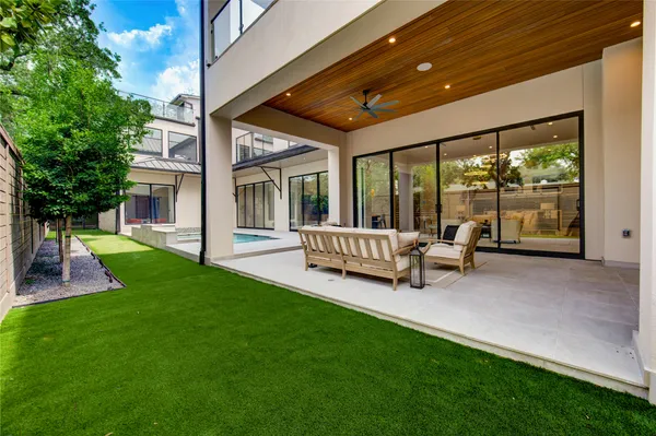 a view of a house with backyard and porch
