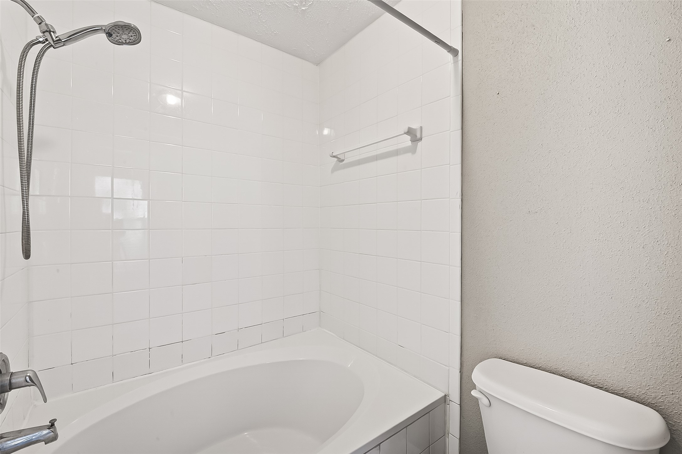 12403 Meadow Ridge Drive Stafford, TX 77477 - Photo 28 of 47 a bathroom with a bathtub and toilet