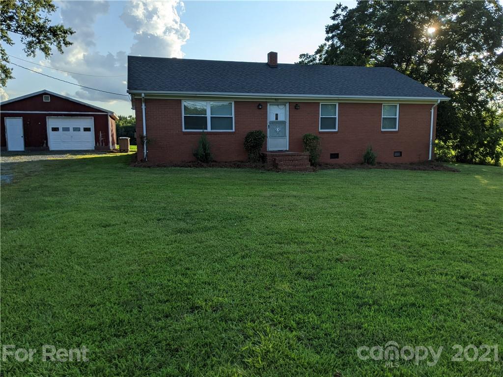 a view of a house with yard and garden