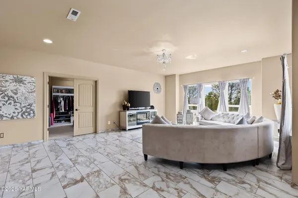$1,348,000 | 617 North 65th Avenue, Yakima, WA 98908