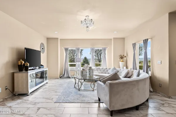$1,348,000 | 617 North 65th Avenue, Yakima, WA 98908