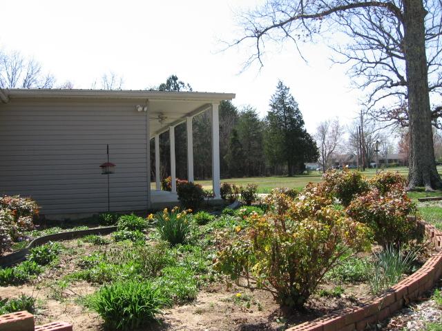 212 Carter Blake Road Tullahoma, TN 37388 - Photo 17 of 20 Nice landscaping welcomes you.