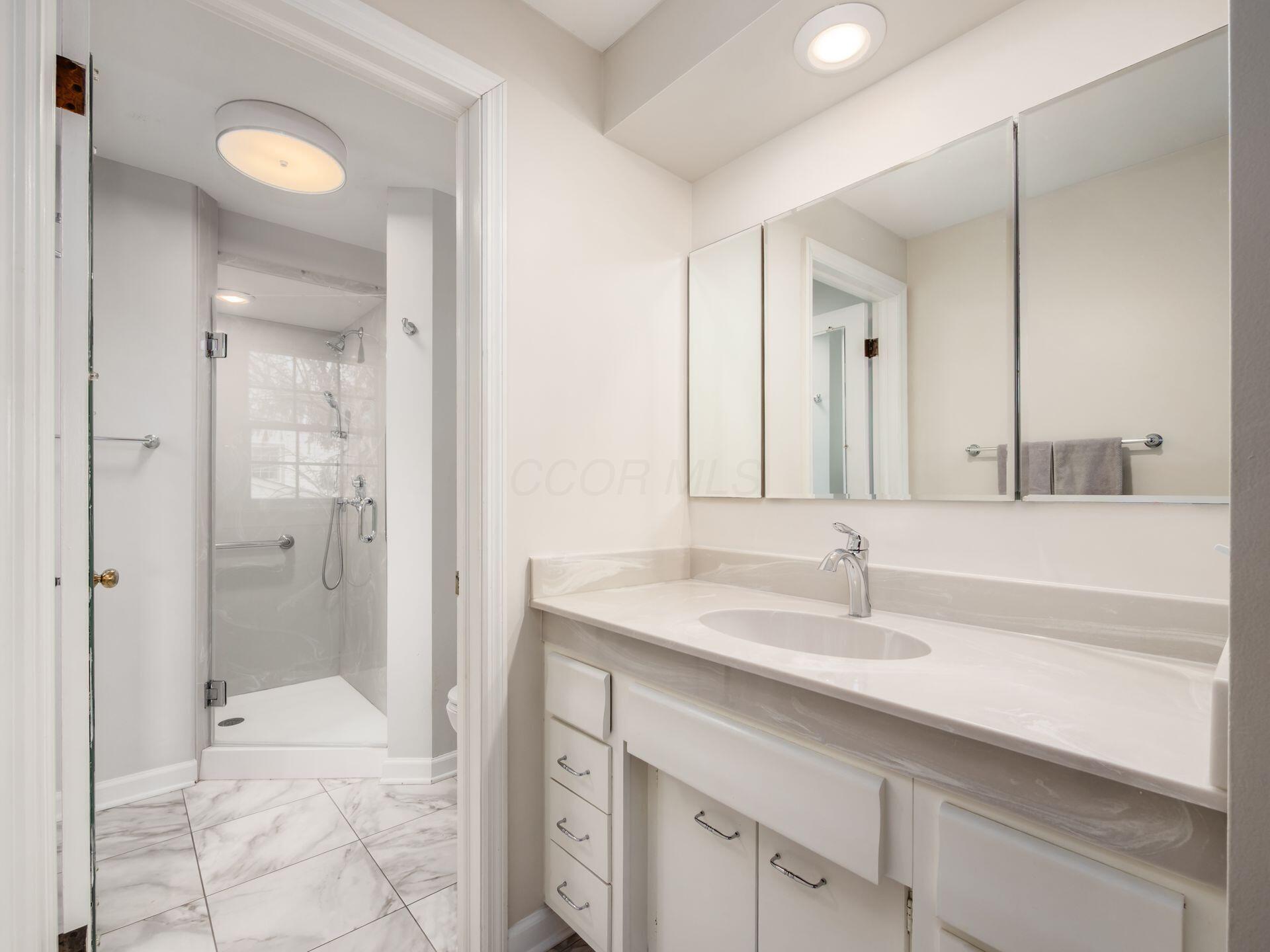 880 Lynbrook Road Columbus, OH 43235 - Photo 39 of 59 Elegant new full bath, large vanity