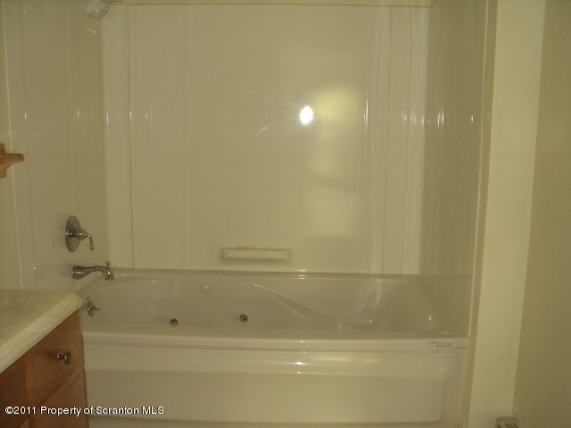 307 Badger Drive Bushkill, PA 18324 - Photo 5 of 8 Gallery Image 5