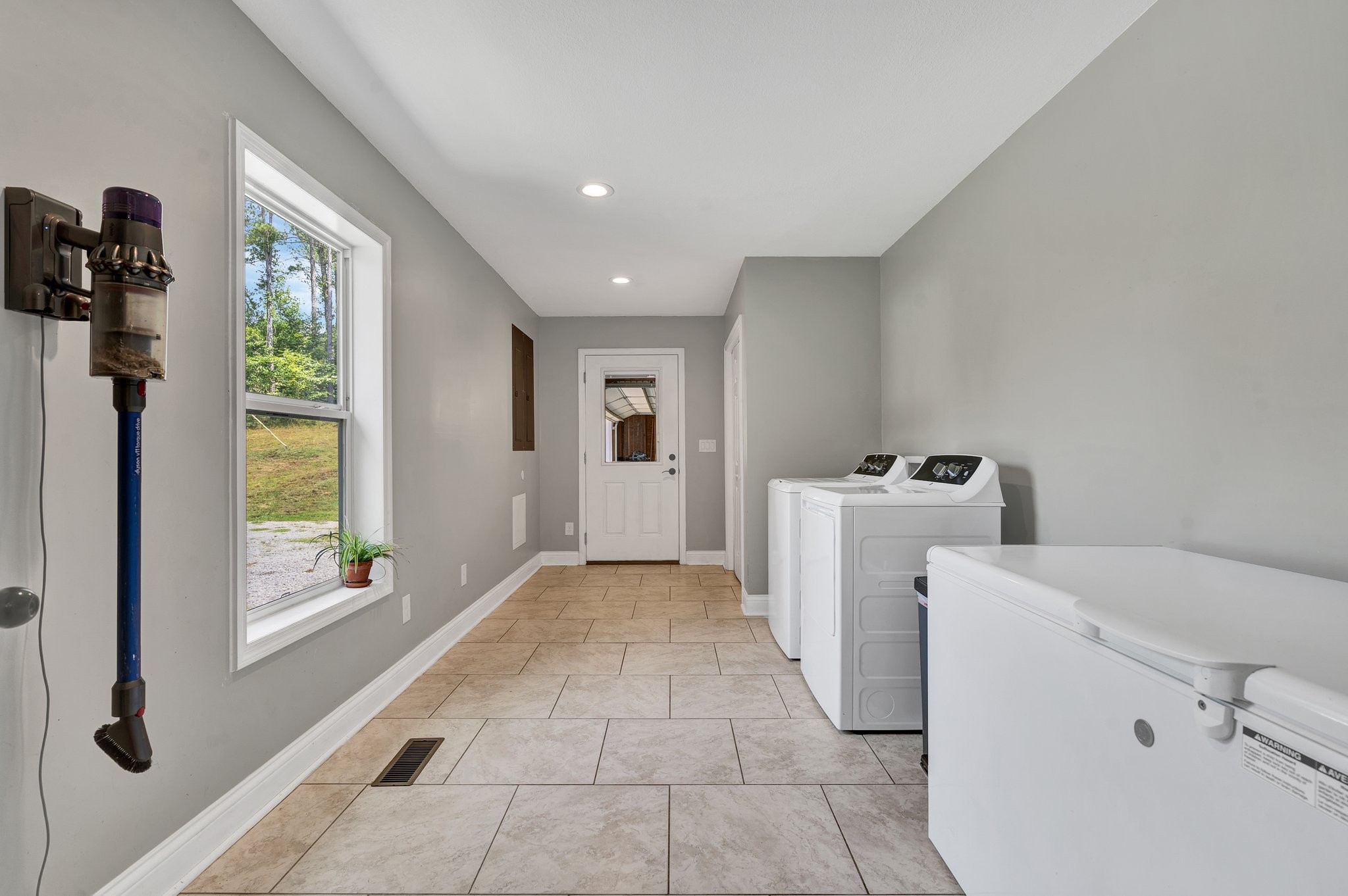 1600 Union Road Southeast Cleveland, TN 37323 - Photo 53 of 68 a view of utility room with washer and dryer