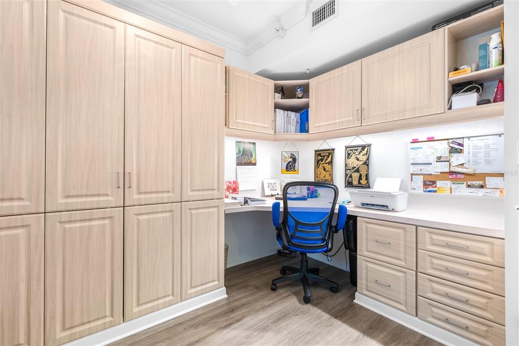 6399 Shoreline Drive, Unit 4206 St. Petersburg, FL 33708 - Photo 24 of 40 a room that has a chair and piano table in it