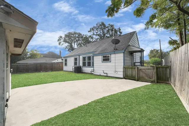 a view of a yard in front of house