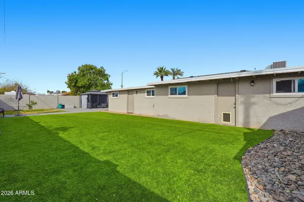 a view of sitting area with furniture and tub