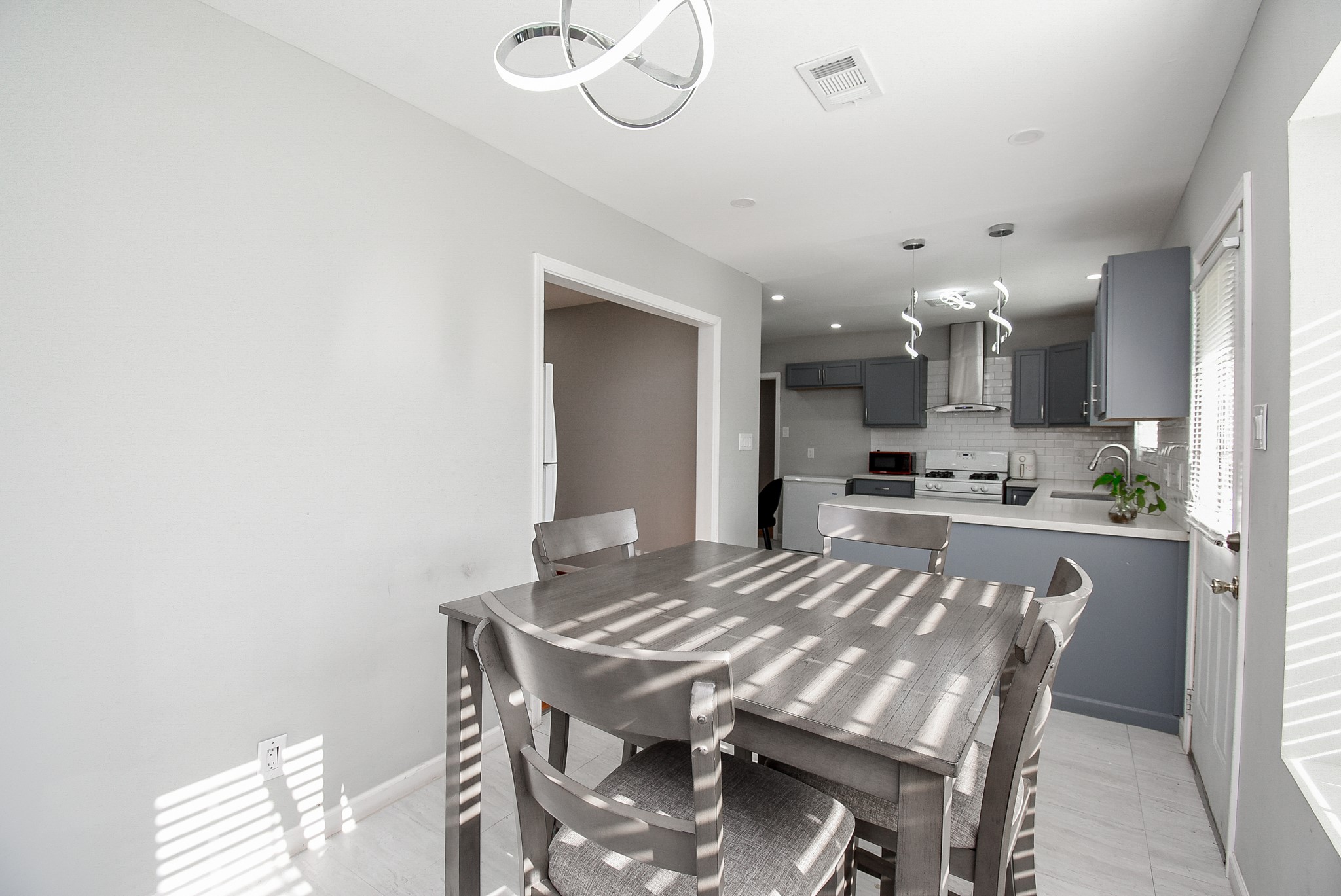 6817 Hendon Lane Houston, TX 77074 - Photo 15 of 30 a view of a dining room with furniture