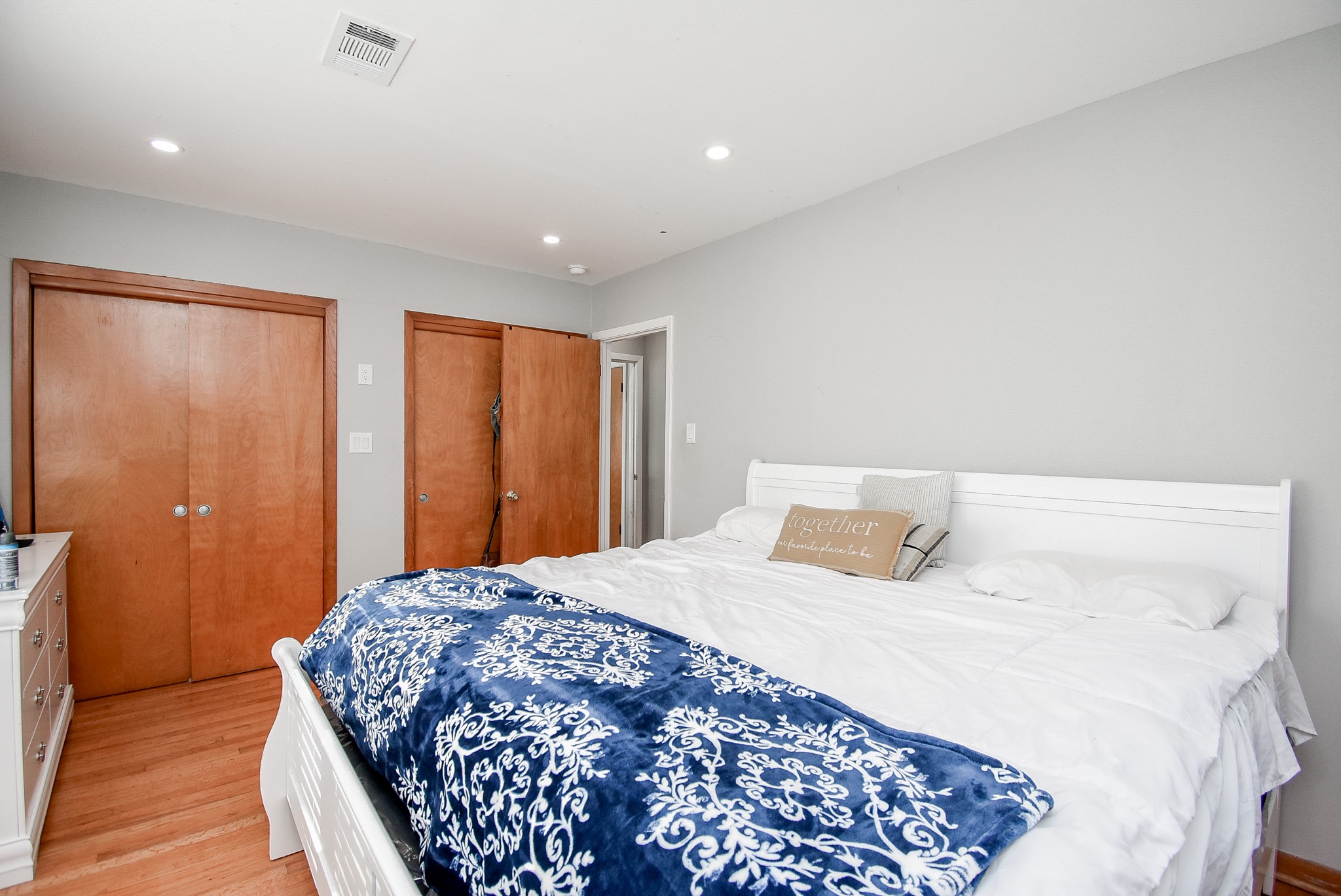 6817 Hendon Lane Houston, TX 77074 - Photo 18 of 30 a bedroom with a large bed and a dresser