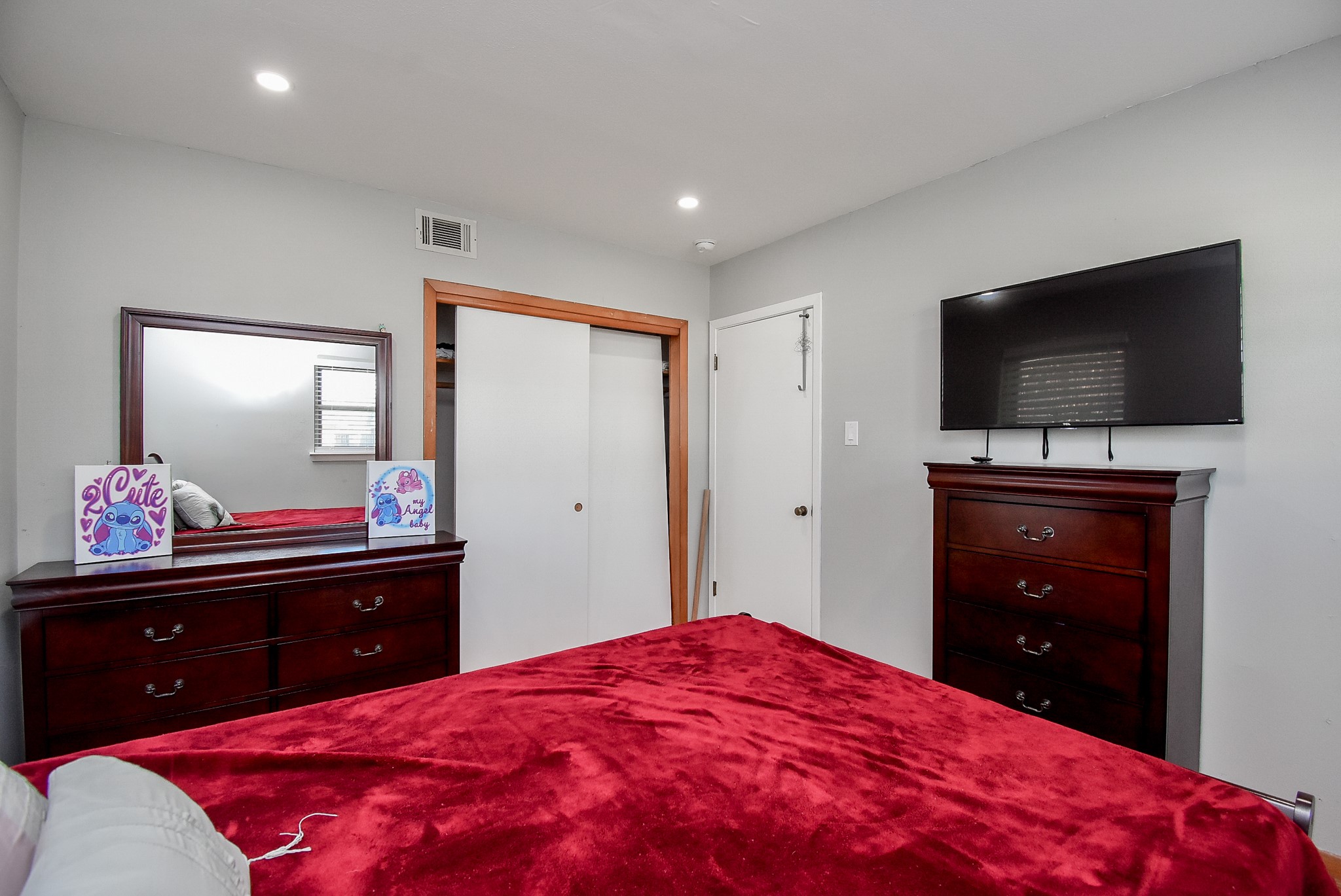 6817 Hendon Lane Houston, TX 77074 - Photo 20 of 30 a bedroom with a bed and a flat screen tv