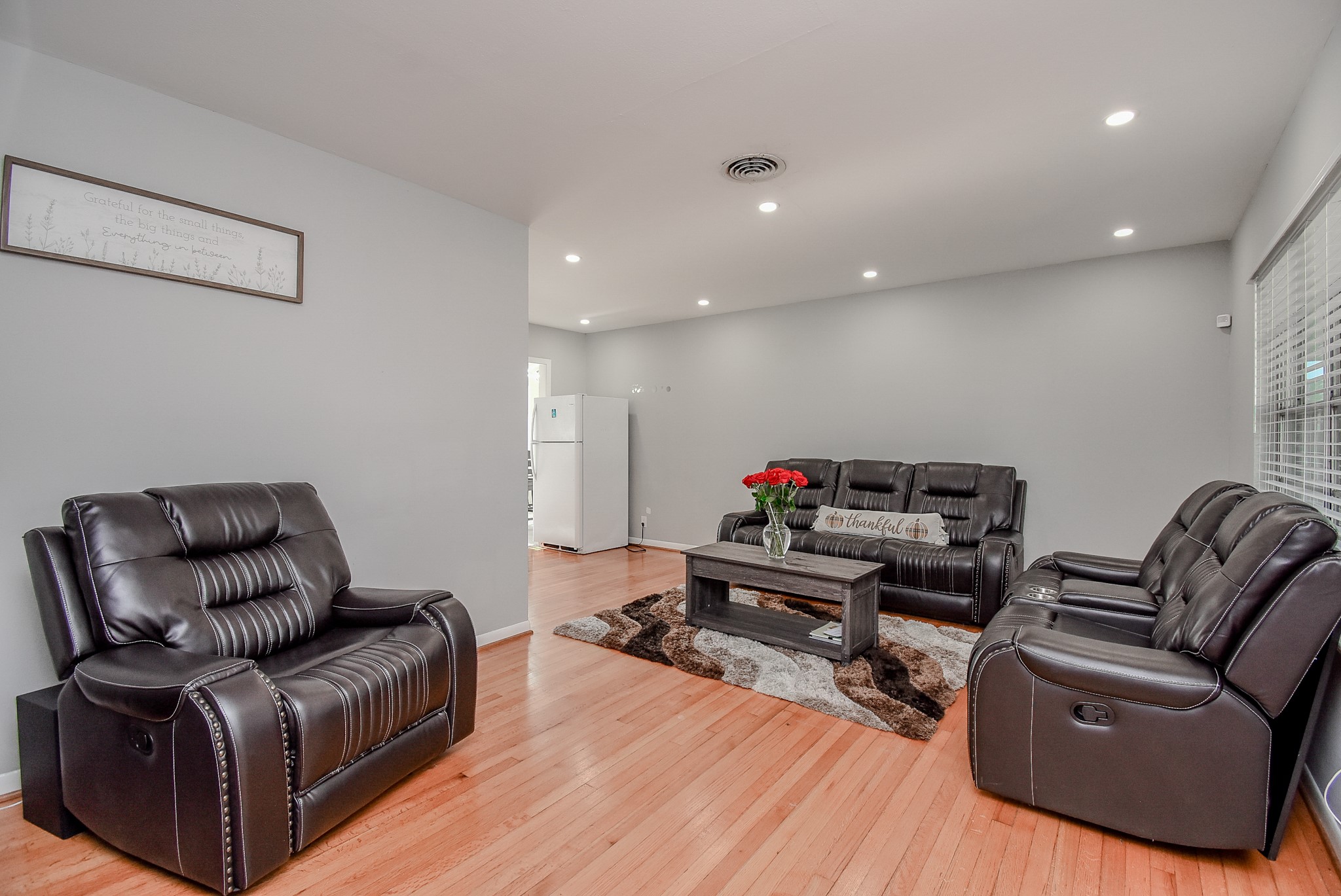 6817 Hendon Lane Houston, TX 77074 - Photo 3 of 30 a living room with furniture