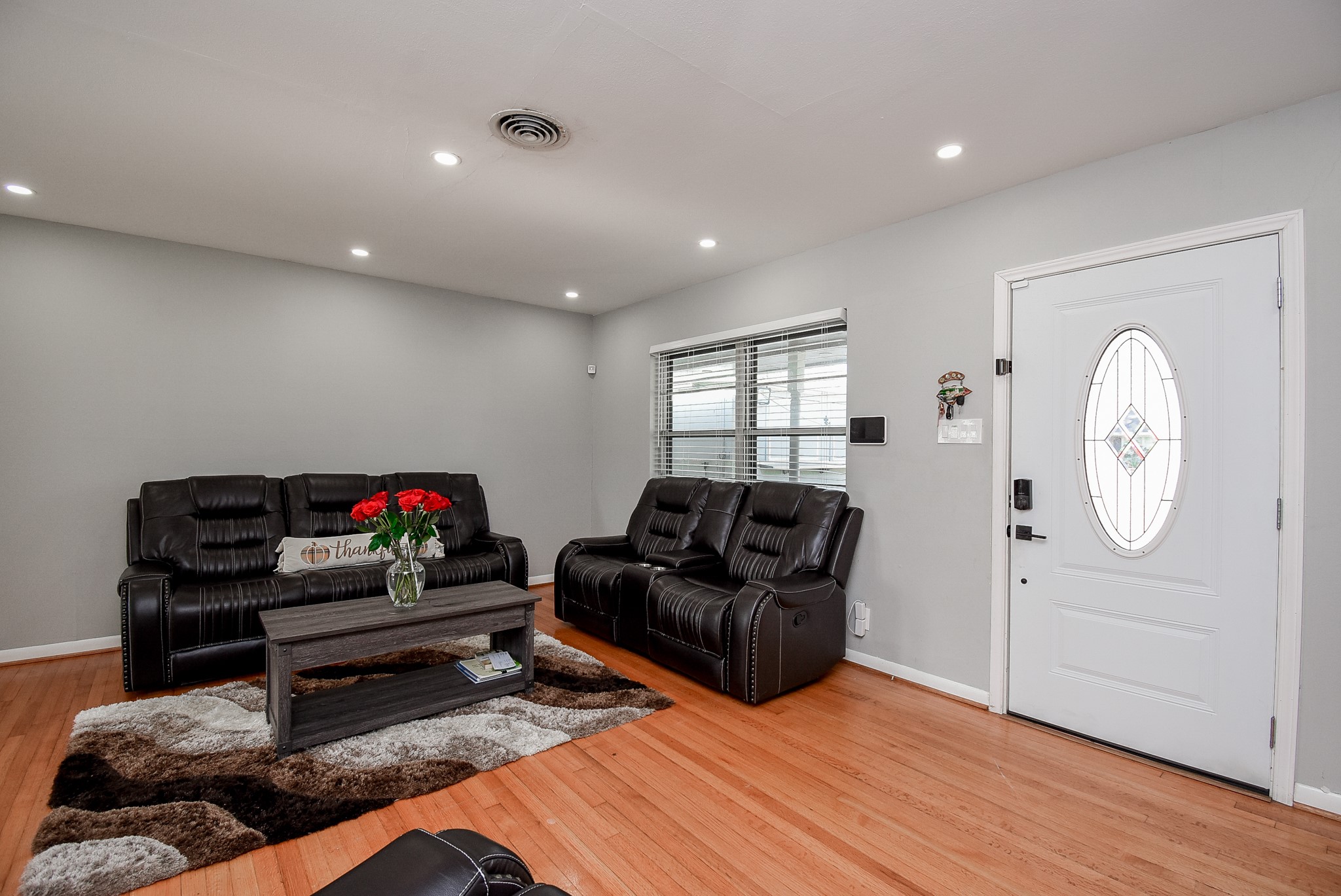 6817 Hendon Lane Houston, TX 77074 - Photo 4 of 30 a living room with furniture and wooden floor