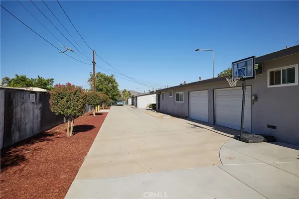 a view of a backyard