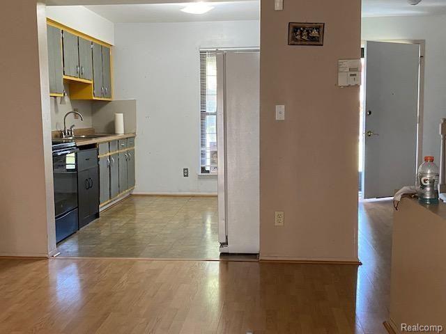 24849 Greenhill Road, Unit 37 Warren, MI 48091 - Photo 25 of 32 kitchen
