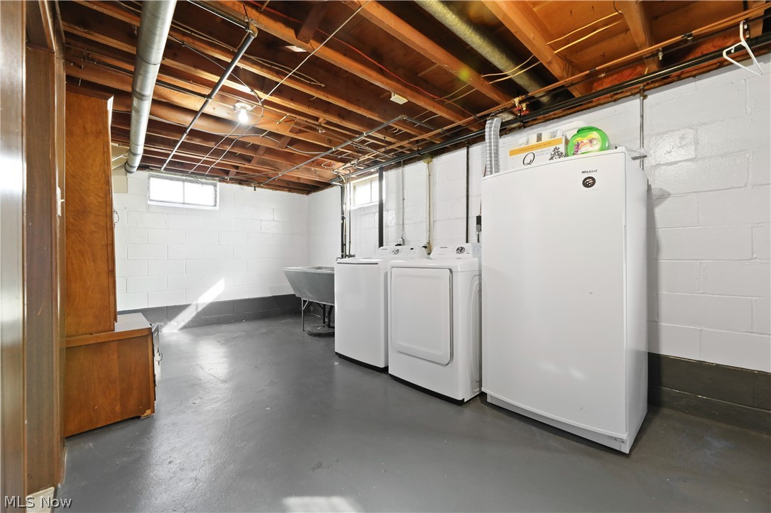 4003 Kenneth Road Stow, OH 44224 - Photo 45 of 50 Below grade area featuring freestanding refrigerator and washer and dryer