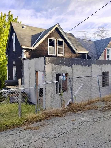 a view of a back yard of the house