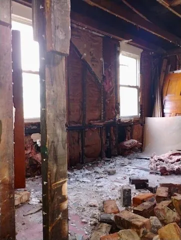 a view of backyard of the house