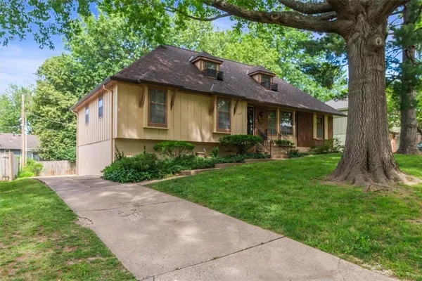 $299,900 | 3908 Woodbury Street, Independence, MO 64055