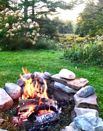 a view of yard with green space