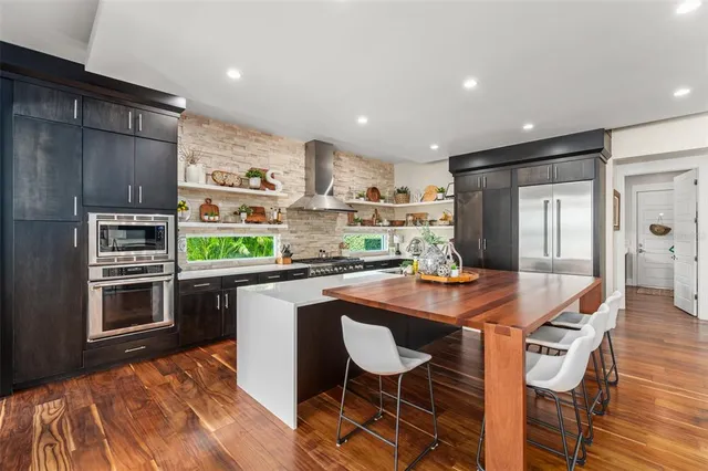 a view of a livingroom with furniture