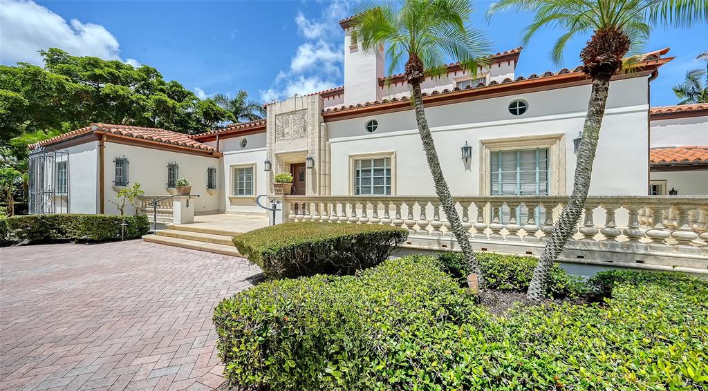 4423 Bay Shore Road Sarasota, FL 34234 - Photo 4 of 51 a front view of a house with a yard