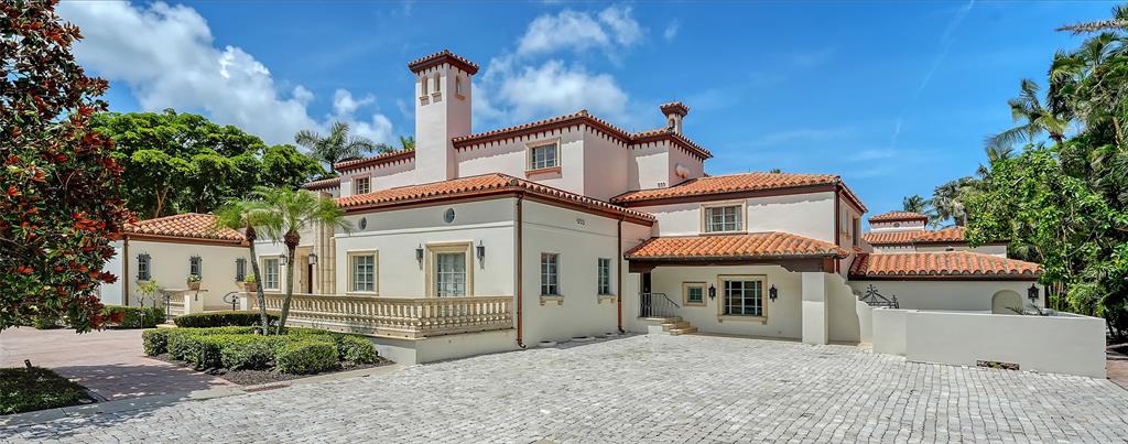 4423 Bay Shore Road Sarasota, FL 34234 - Photo 5 of 51 front view of a house with a yard