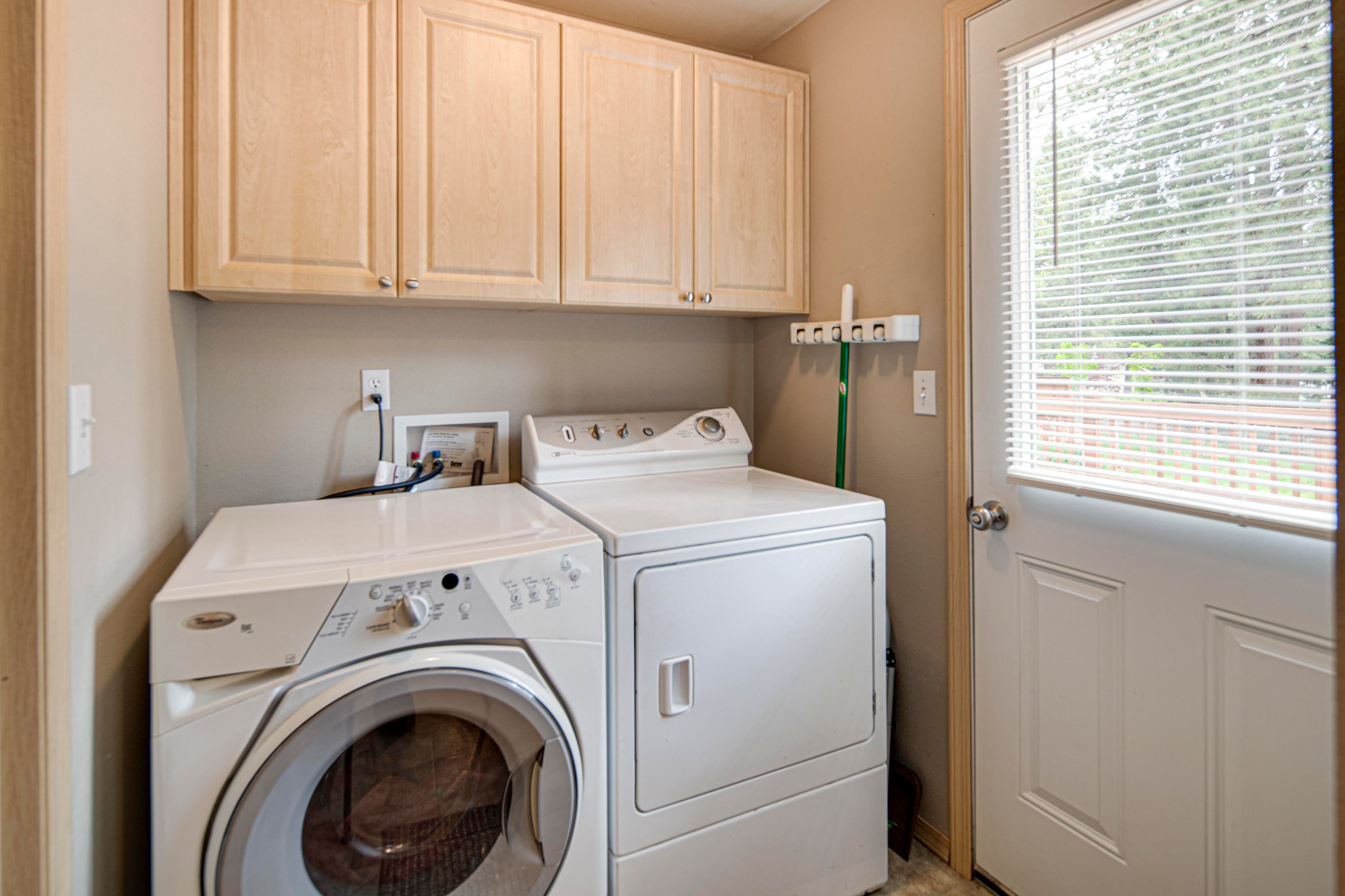 18902 Choctaw Road Bend, OR 97702 - Photo 16 of 38 Laundry Room