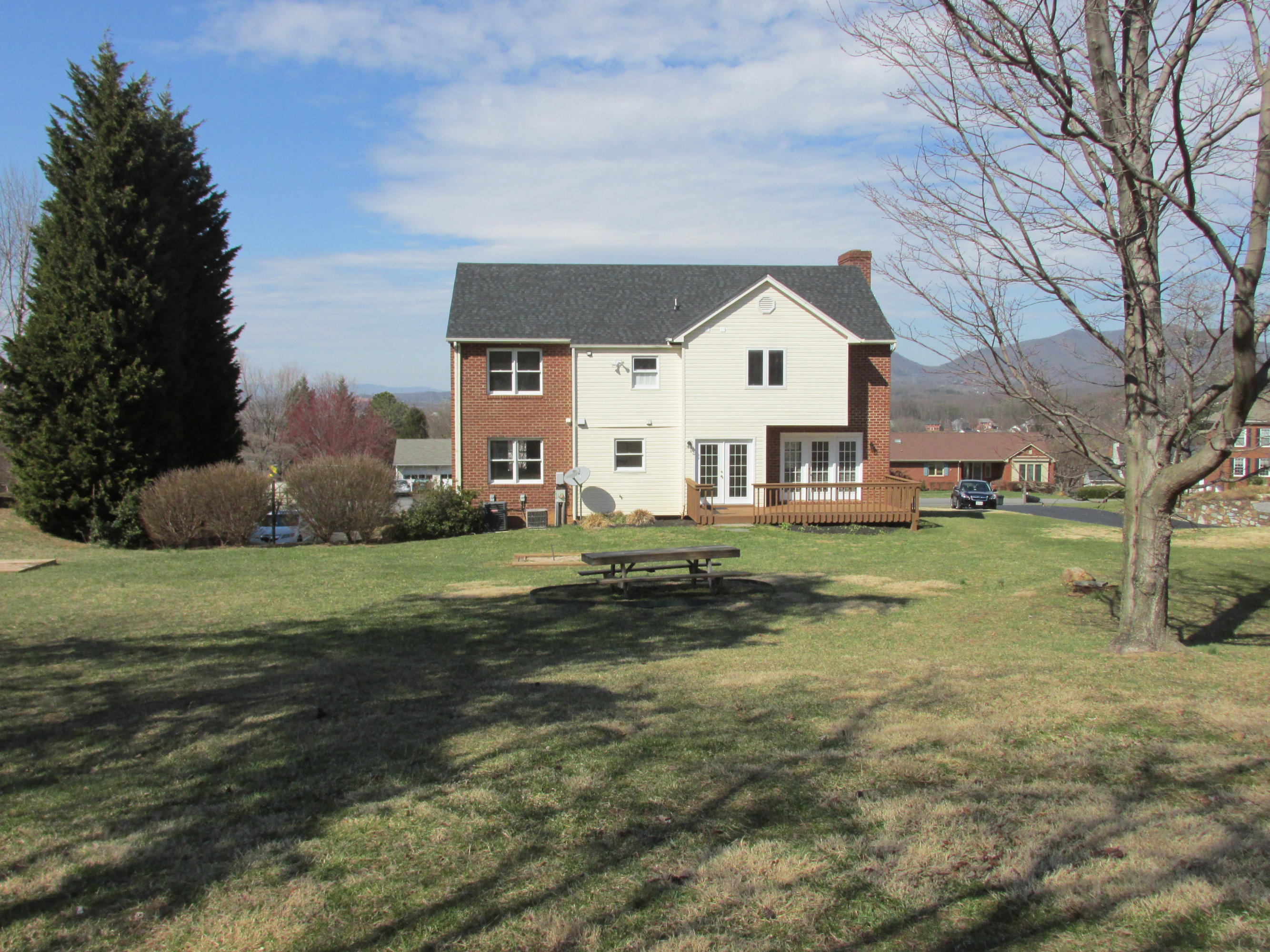218 Winesap Road Roanoke, VA 24019 - Photo 26 of 33 Backyard view