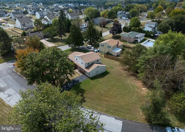 a view of a back yard of the house