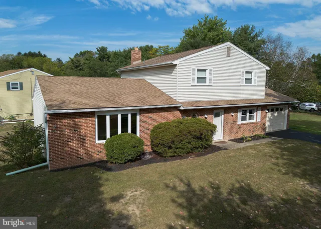 an aerial view of a house having yard