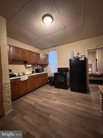 a view of a livingroom with furniture and a ceiling fan