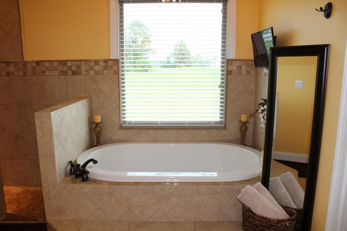 938 Fisher Road, Unit 57 Dayton, TN 37321 - Photo 31 of 72 soaking tub in Master bath