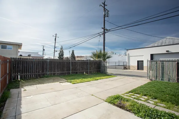 a view of a backyard