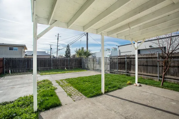 a view of a backyard