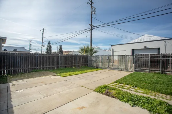 a view of a backyard