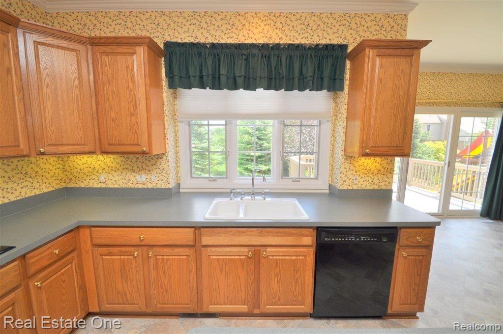 780 Loggers Circle Rochester, MI 48307 - Photo 16 of 61 Tons of Counter Space