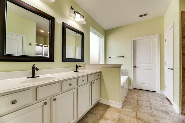 wooden floor in an empty room with a ceiling fan