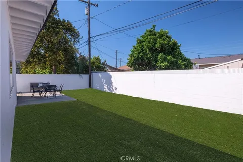 a view of a back yard