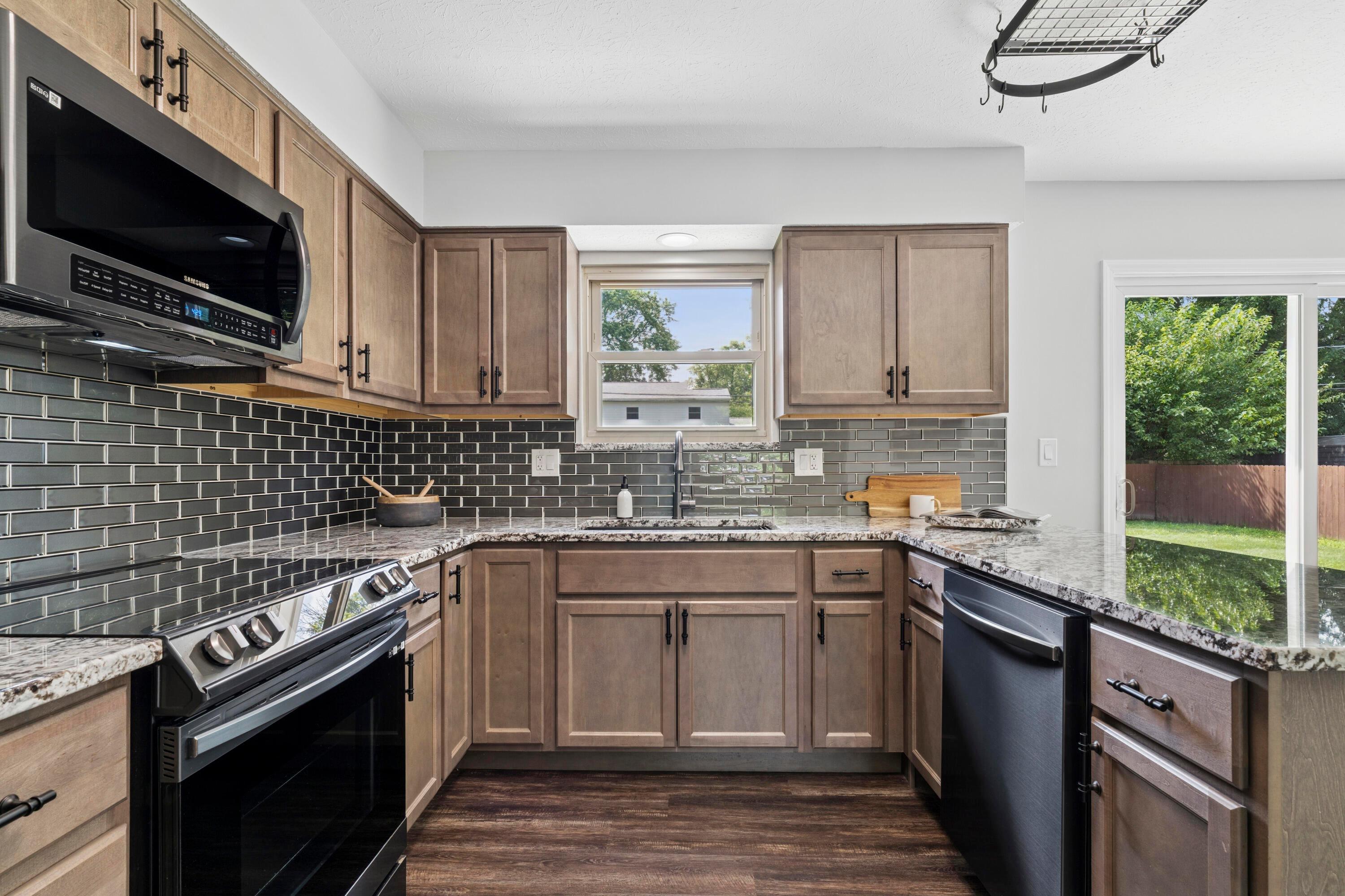 5440 Aspen Road Columbus, OH 43229 - Photo 13 of 52 Kitchen