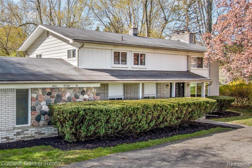 1272 East Square Lake Road Bloomfield Hills, MI 48304 - Photo 3 of 36