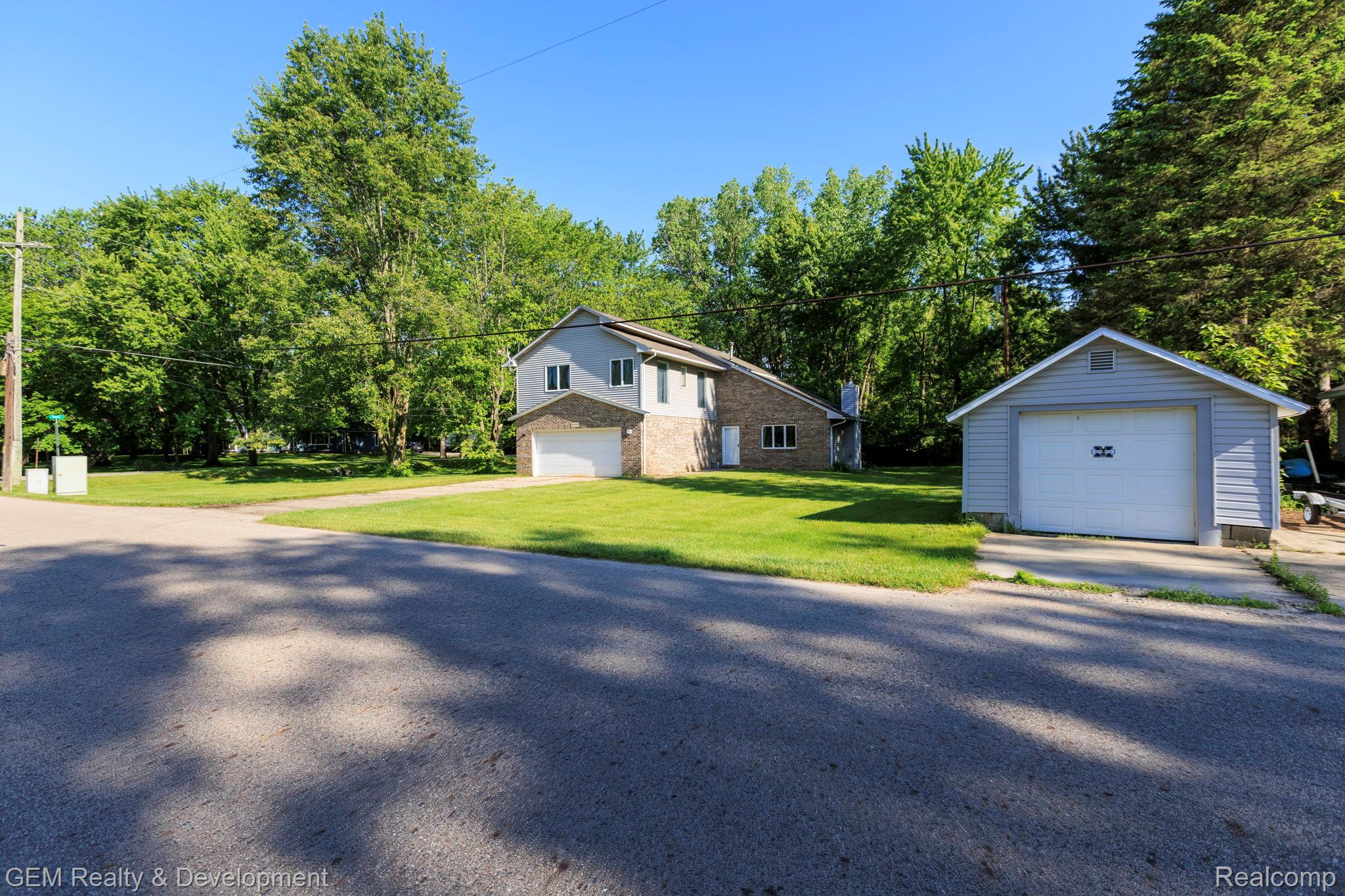 1111 Sarah Pinckney, MI 48169 - Photo 26 of 38 12-web-or-mls-1111 Sarah - Exterior (2 of 7).jpg