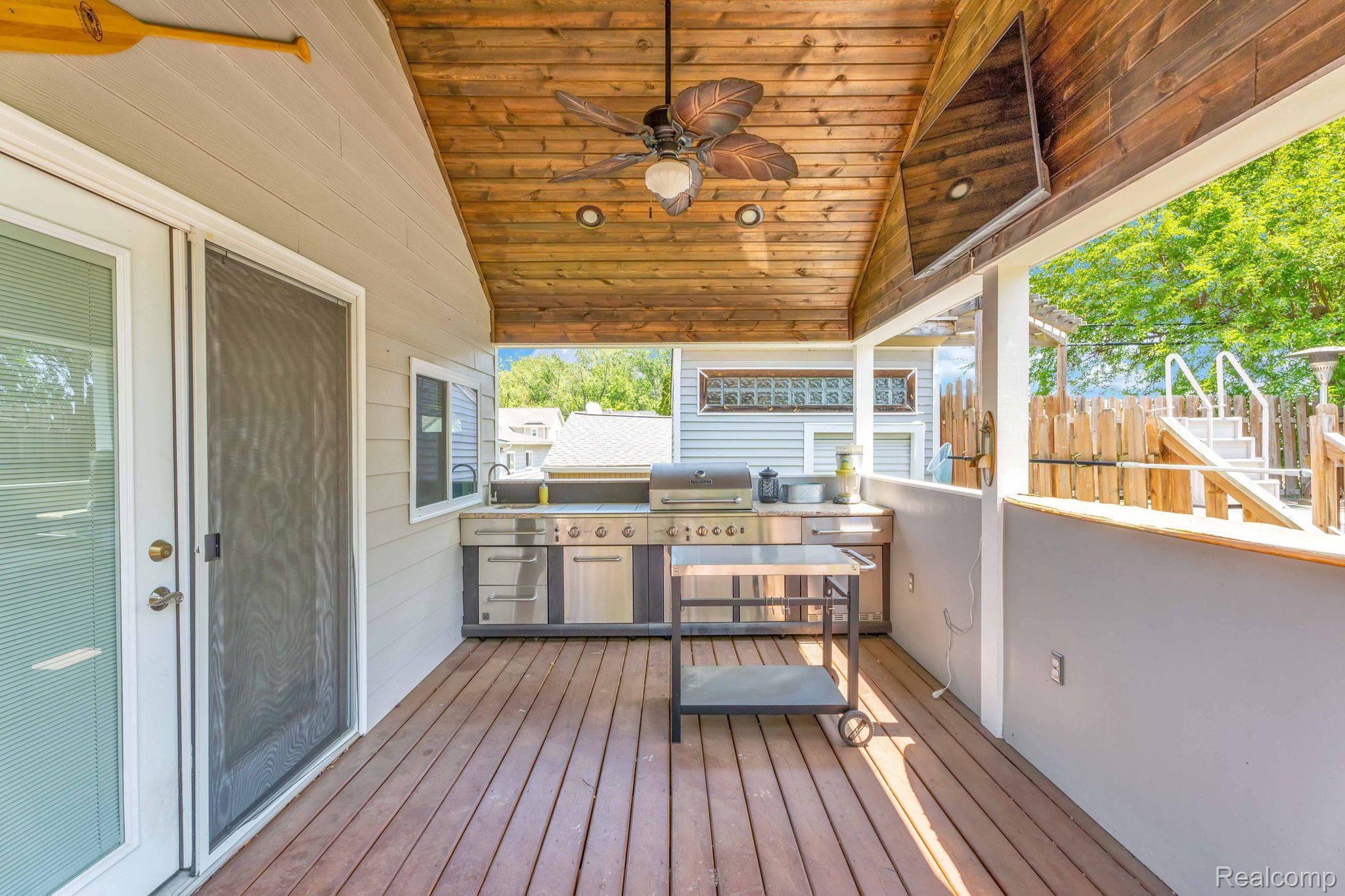 3835 Elmhurst Road Waterford, MI 48328 - Photo 9 of 44 Deck