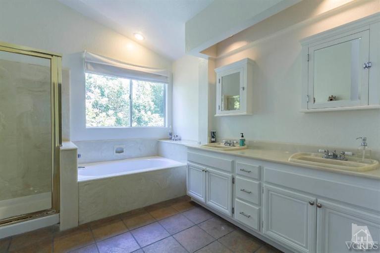 560 Fairfield Road Simi Valley, CA 93065 - Photo 23 of 32 a bathroom with a tub sink and mirror