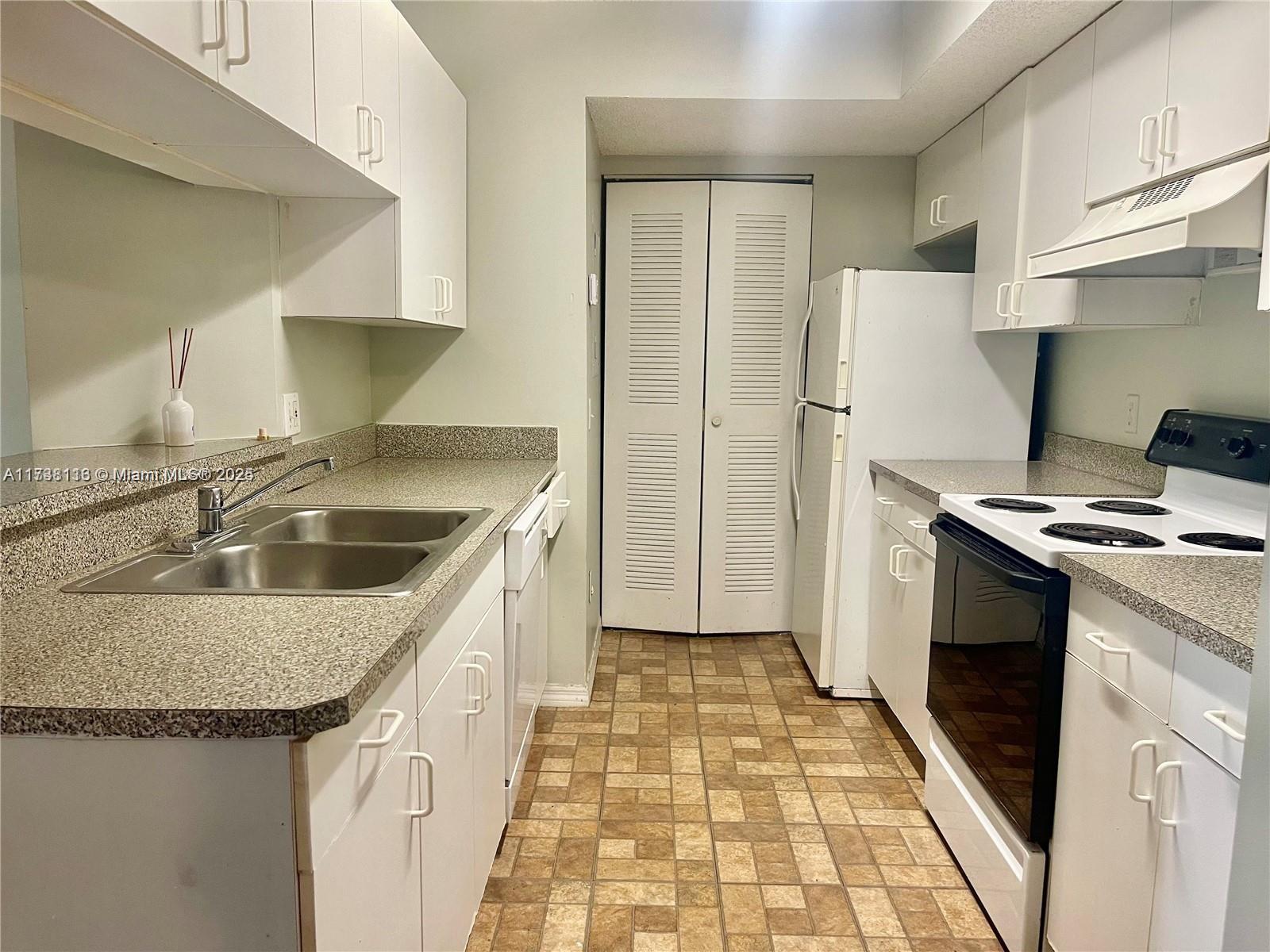 410 South Park Road, Unit 1308 Hollywood, FL 33021 - Photo 3 of 11 Gallery Image 3