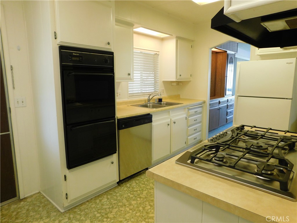 10675 Bryant Street, Unit 112 Yucaipa, CA 92399 - Photo 19 of 49 a kitchen with a stove and a refrigerator